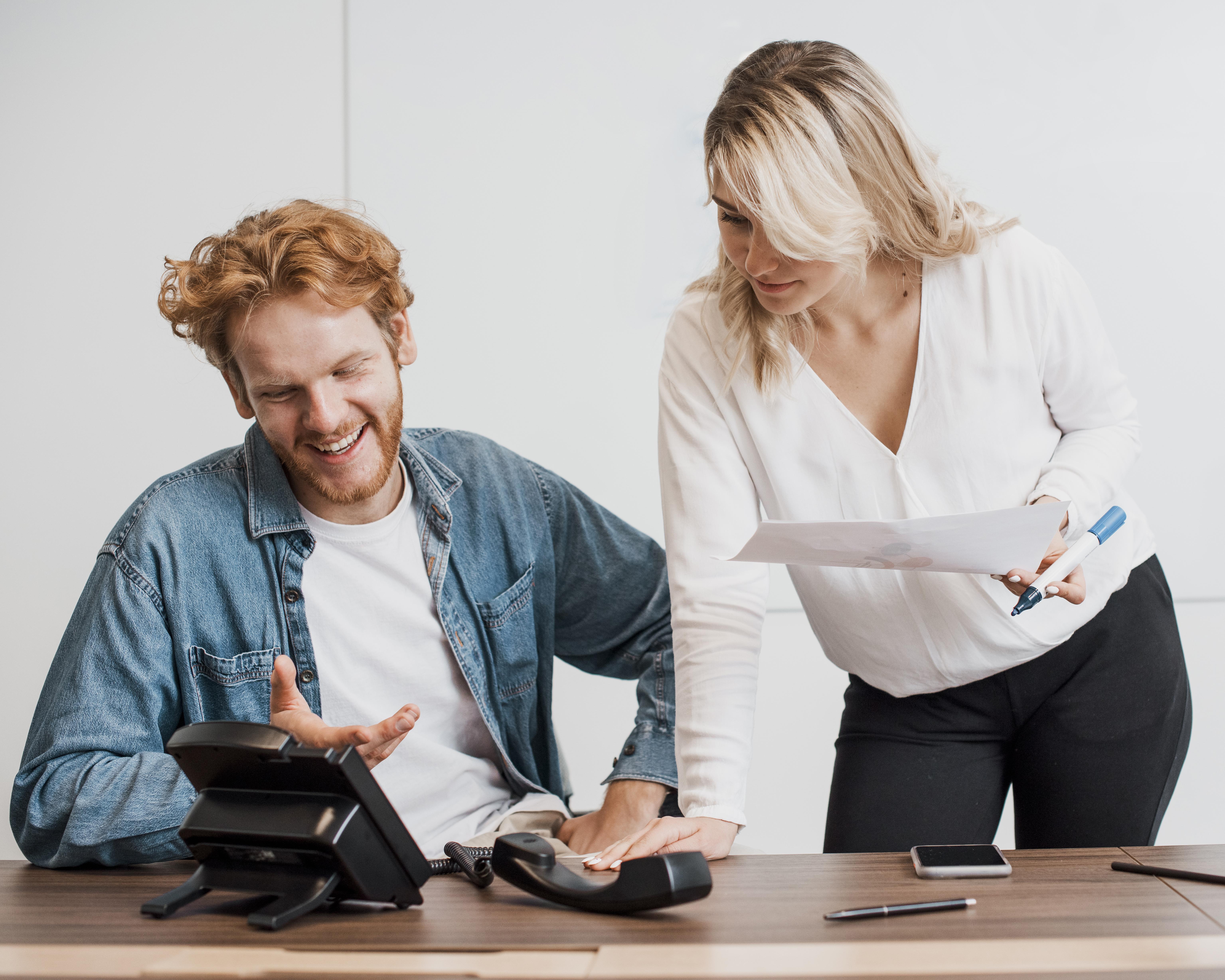 Personne avec documents financiers et calculatrice